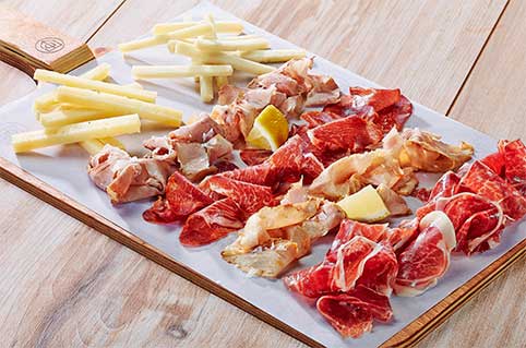 tabla-de-embutidos en restaurante de comida española Volapie
